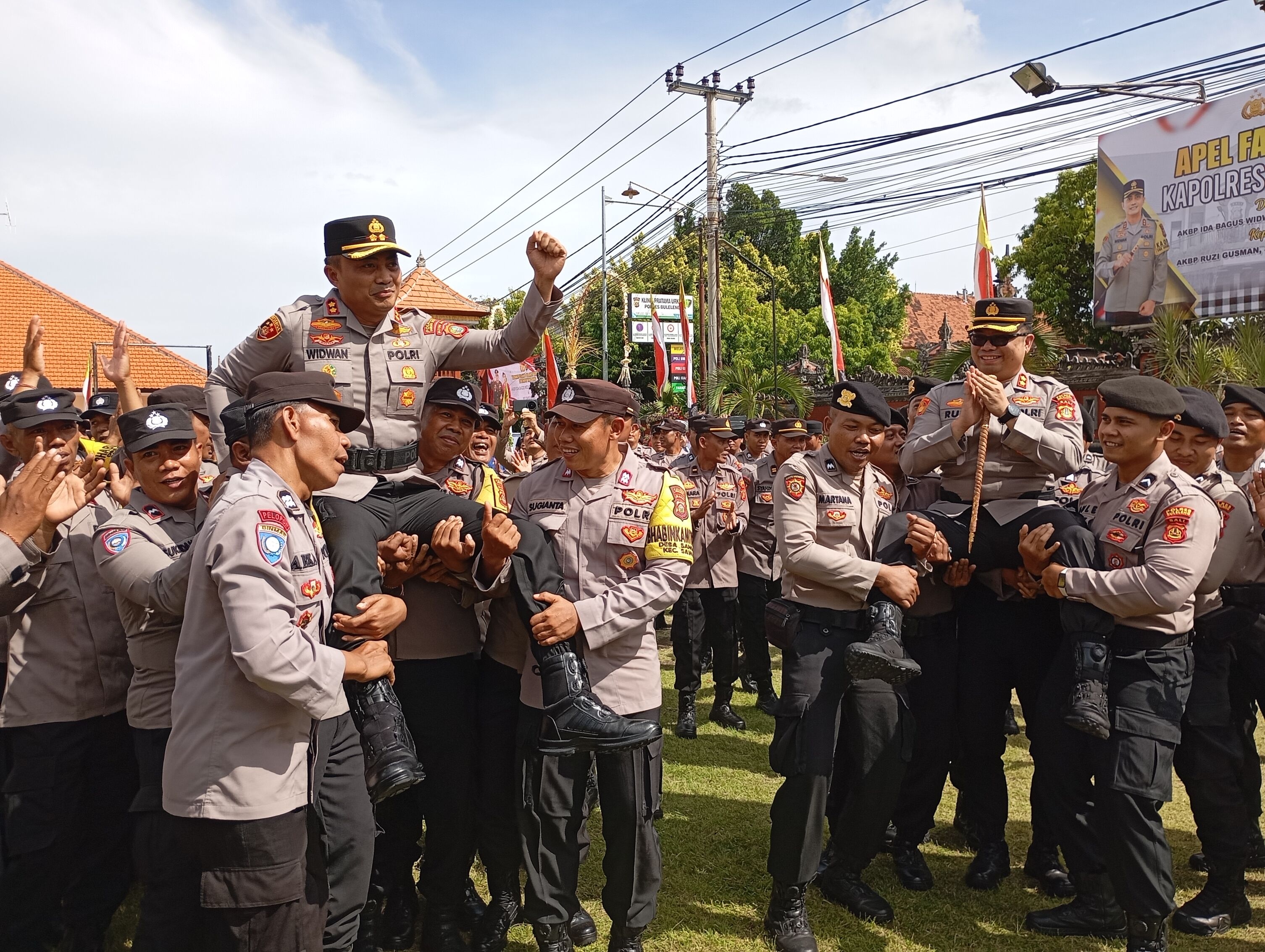 PEMIMPIN BARU: Suasana pisah sambut kapolres baru di Buleleng. AKBP Ruzi Gusman (kanan) akan menggantikan AKBP Ida Bagus Widwan Sutadi (kiri).