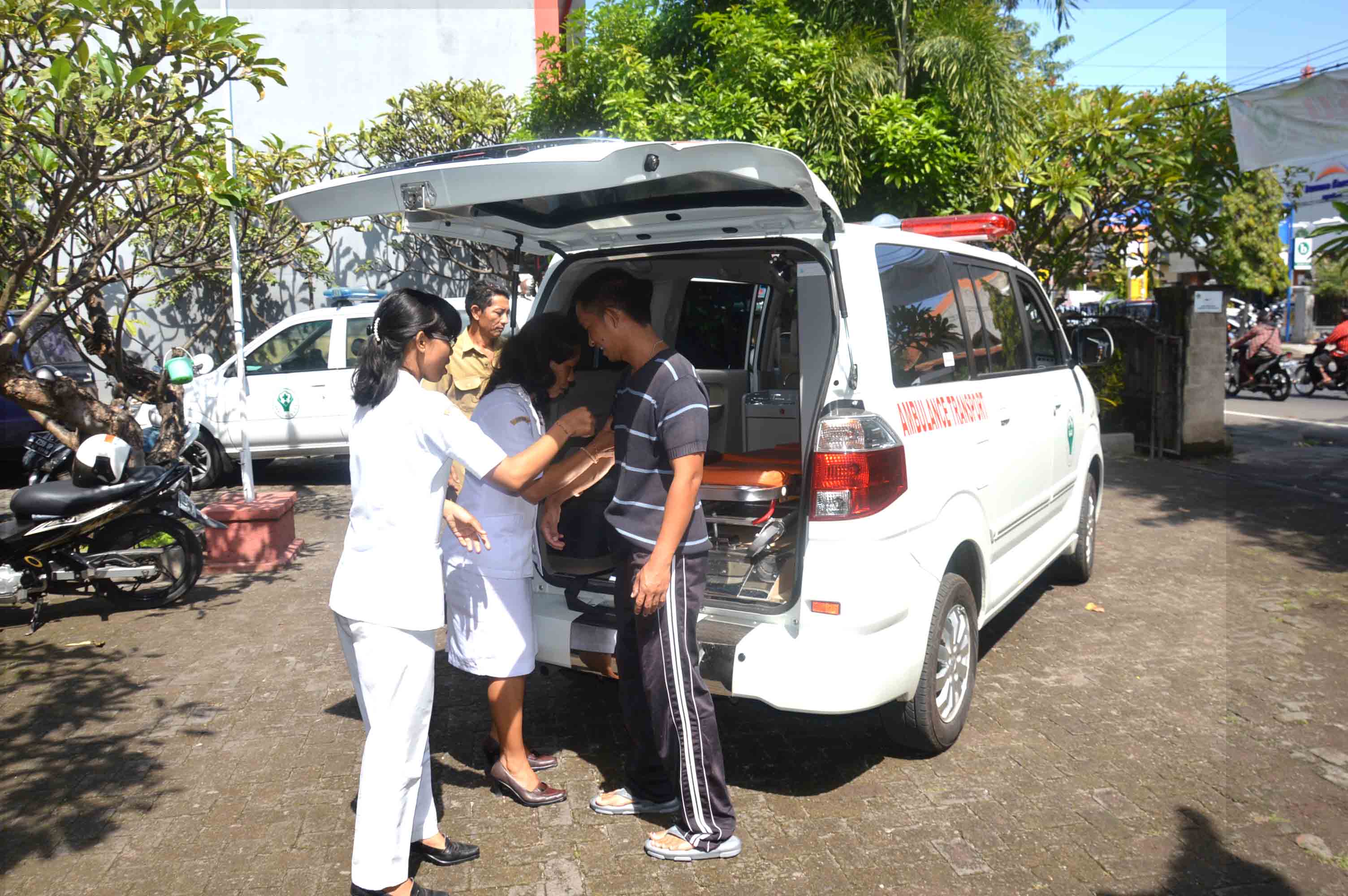 AMBULANCE: Armada ambulans Buleleng Emergency Services yang terparkir di halaman Puskesmas Buleleng I.