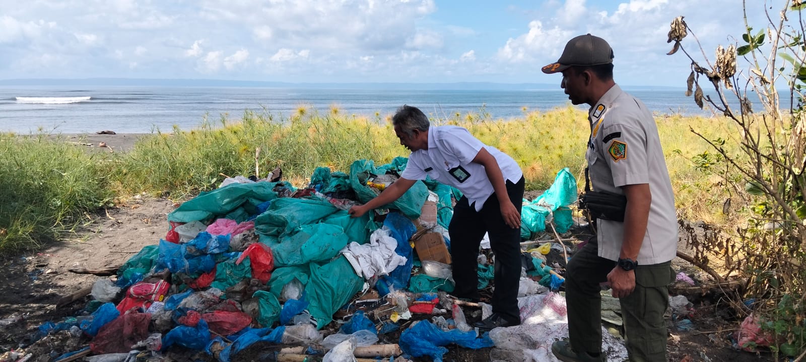 LIMBAH: Pol PP Jembrana mengecek limbah bulu ayam yang dibuang sembarangan.
