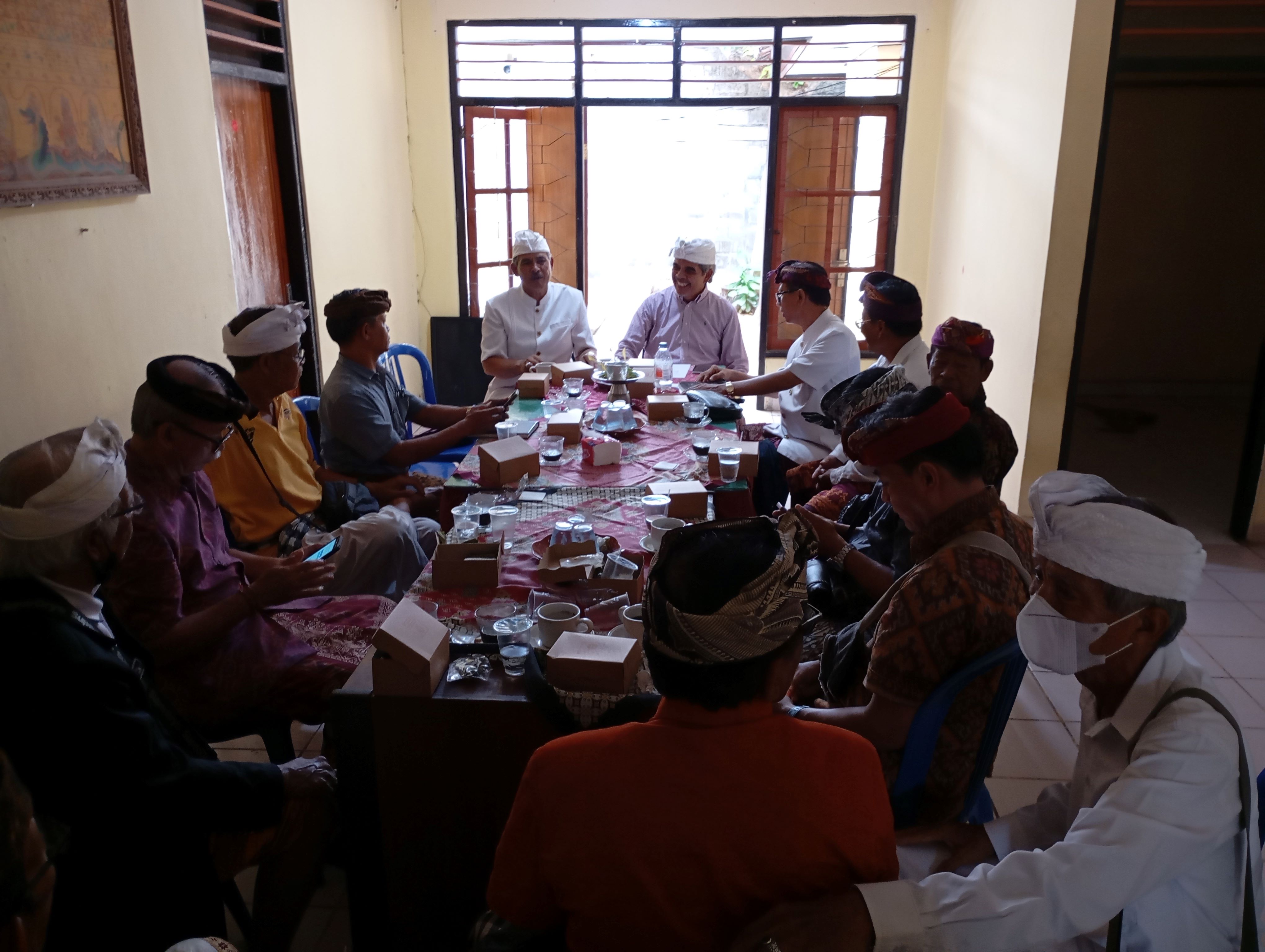 BAHAS NYEPI: Suasana rapat PHDI Buleleng membahas wacana perubahan waktu Nyepi.