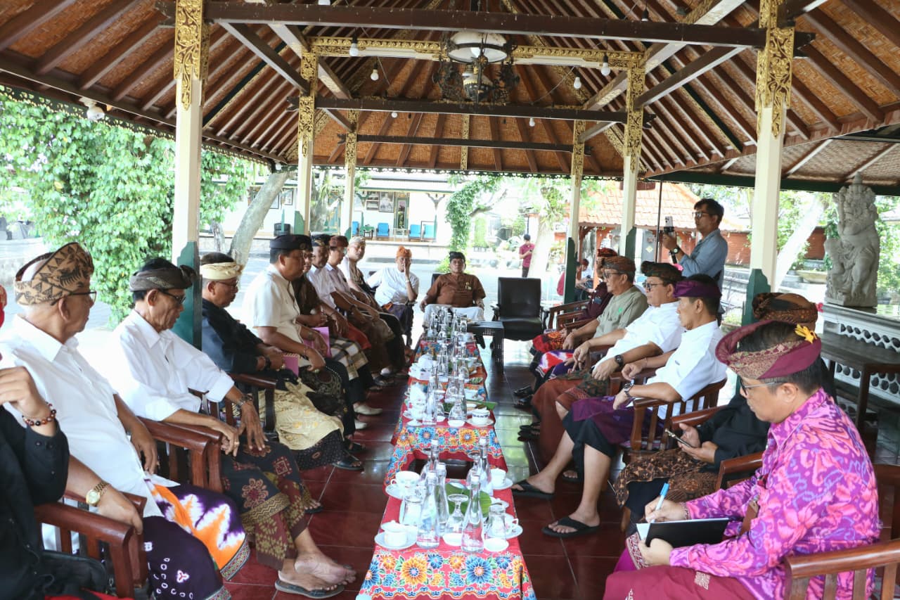 BAHAS KAWASAN HERITAGE: Pertemuan Bupati Buleleng, Nyoman Sutjidra dan Wakil Bupati Buleleng, Gede Supriatna dengan penglingsir puri di Buleleng.