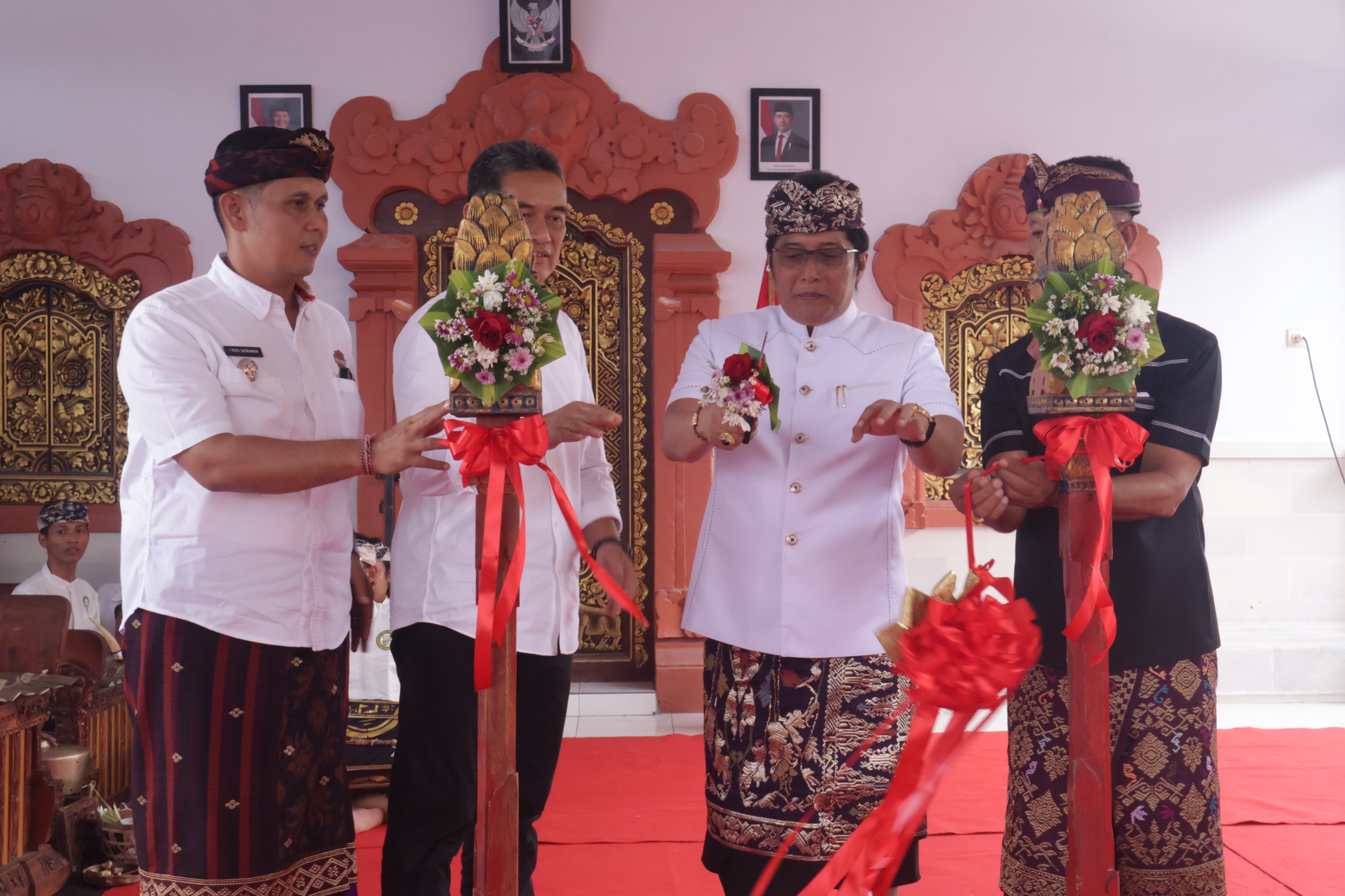 RESMIKAN KANTOR DESA: Wakil Gubernur Bali, Nyoman Giri Prasta saat meresmikan Kantor Perbekel Patemon di Kecamatan  Seririt, Kabupaten Buleleng.