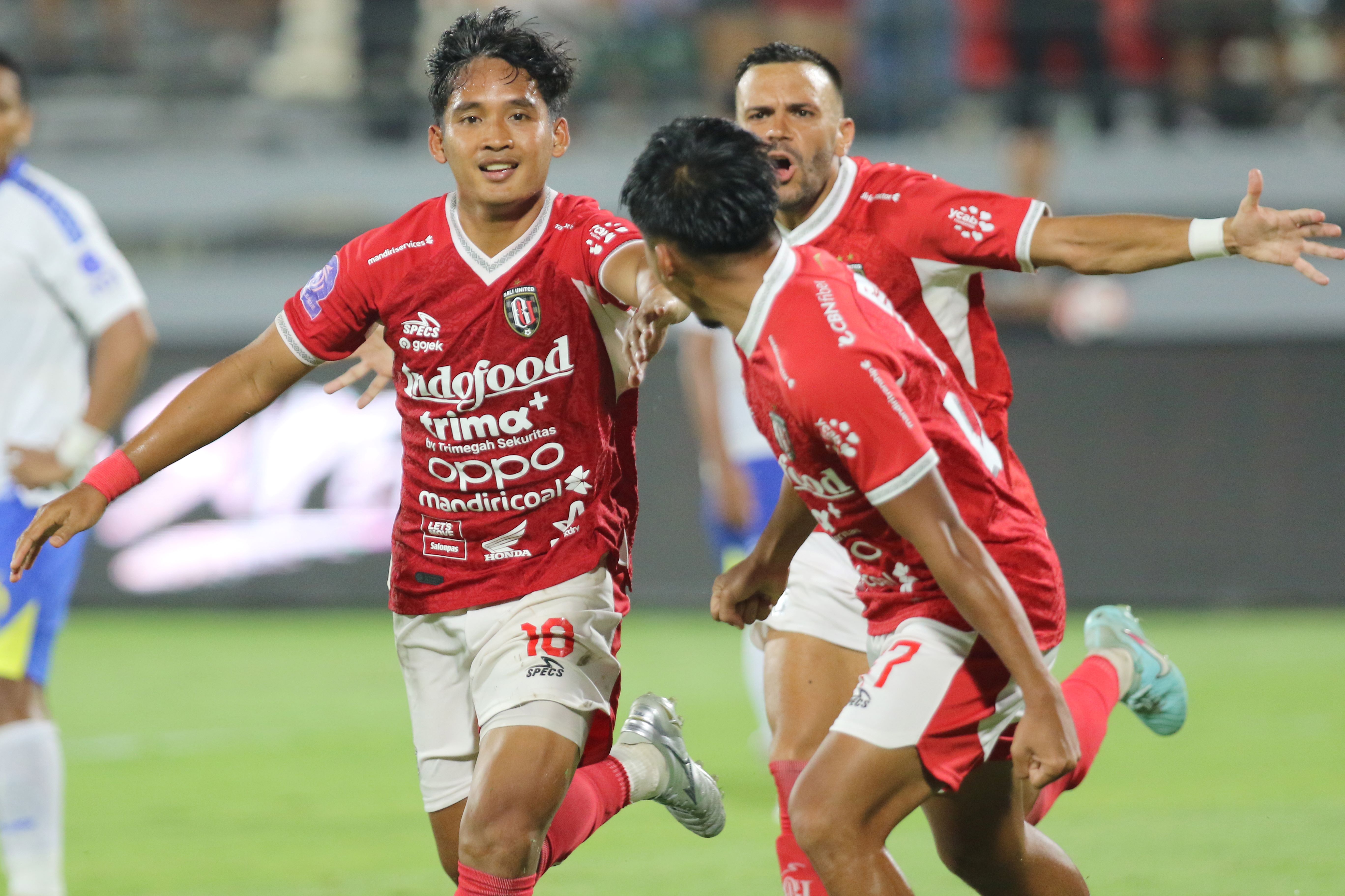 SELEBRASI: Kadek Agung Widnyana Putra (paling kiri) melakukan selebrasi usai mencetak gol ke gawang Arema FC.
