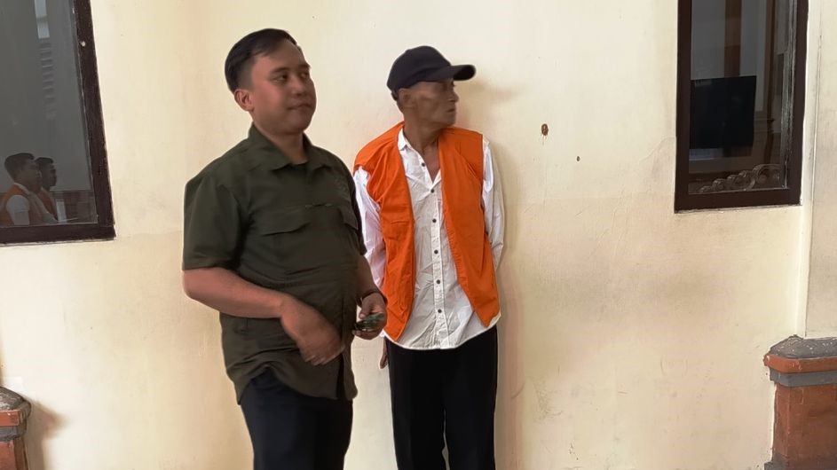DIHUKUM PENJARA: Museki (rompi oranye) usai menjalani sidang di Pengadilan Negeri Denpasar. Dia dihukum 7,5 tahun penjara karena menjadi kurir narkoba.