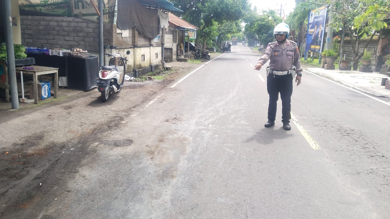 OLAH TKP: Aparat kepolisian melakukan olah TKP kecelakaan beruntun di Jalan Raya Singaraja-Amlapura.