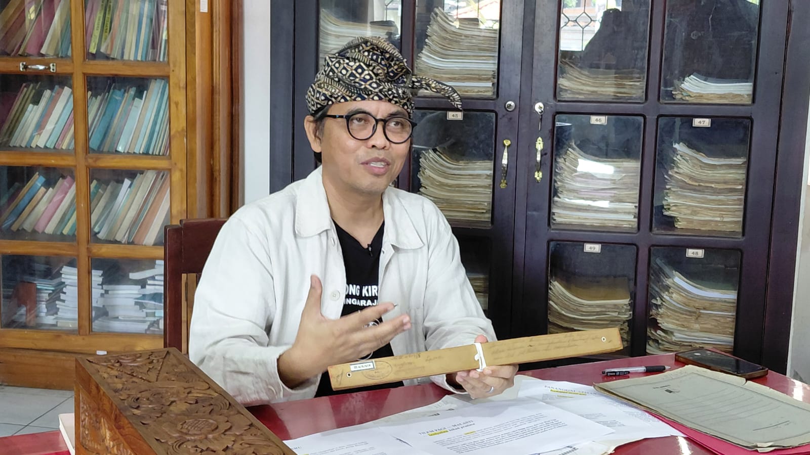 BEDAH LONTAR: Praktisi lontar, Sugi Lanus saat membaca dan membedah isi Lontar Sundarigama di Gedong Kirtya, Singaraja.