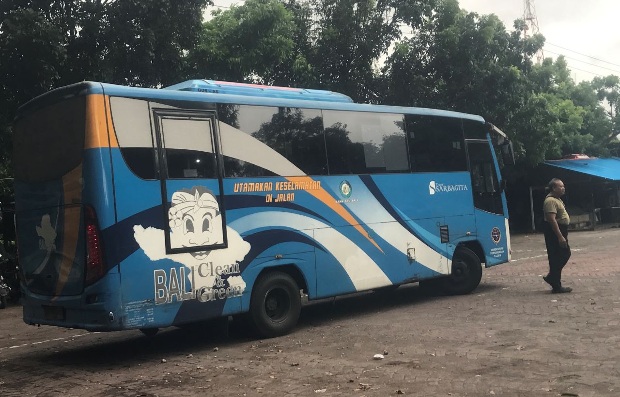 MAKIN TERPINGGIRKAN: Armada bus Trans Sarbagita saat terparkir di GOR Ngurah Rai pada Minggu (11/1/2026).