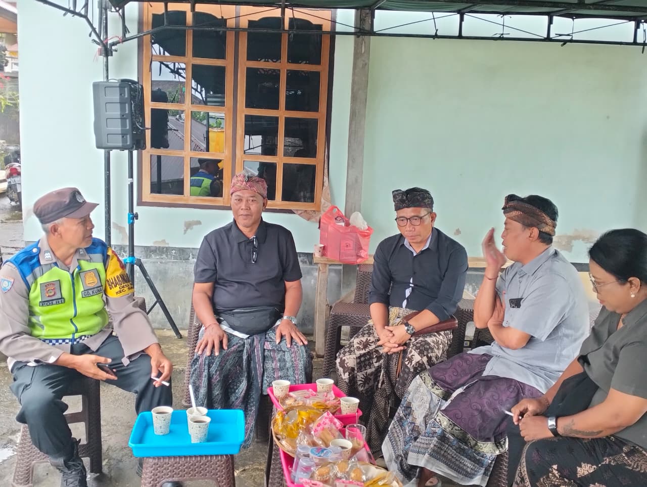 PEKERJA MIGRAN: Kepala Dinas Tenaga Kerja Buleleng, Putu Arimbawa (tengah) saat berkunjung ke rumah duka pekerja migran asal Gitgit yang meninggal saat merantau di Jepang.