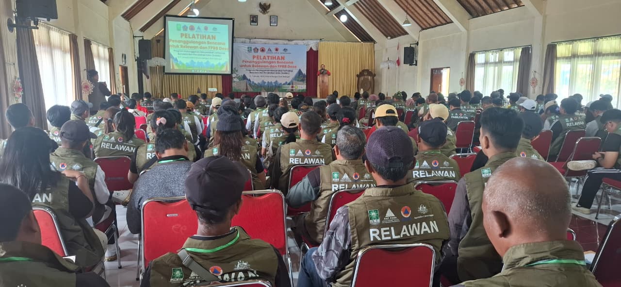 PENGUATAN RELAWAN: Suasana pelatihan dan penguatan relawan penanggulangan bencana di Kabupaten Buleleng.