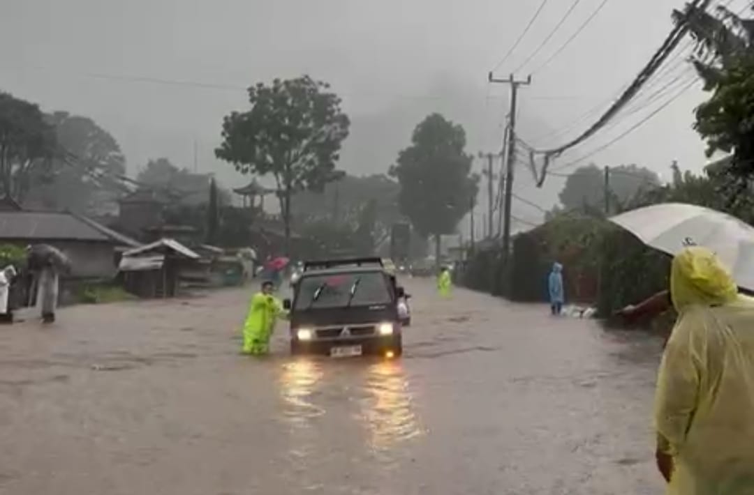 TERGENANG: Banjir menggenangi Jalan Raya Singaraja-Denpasar, tepatnya di wilayah Desa Pancasari.