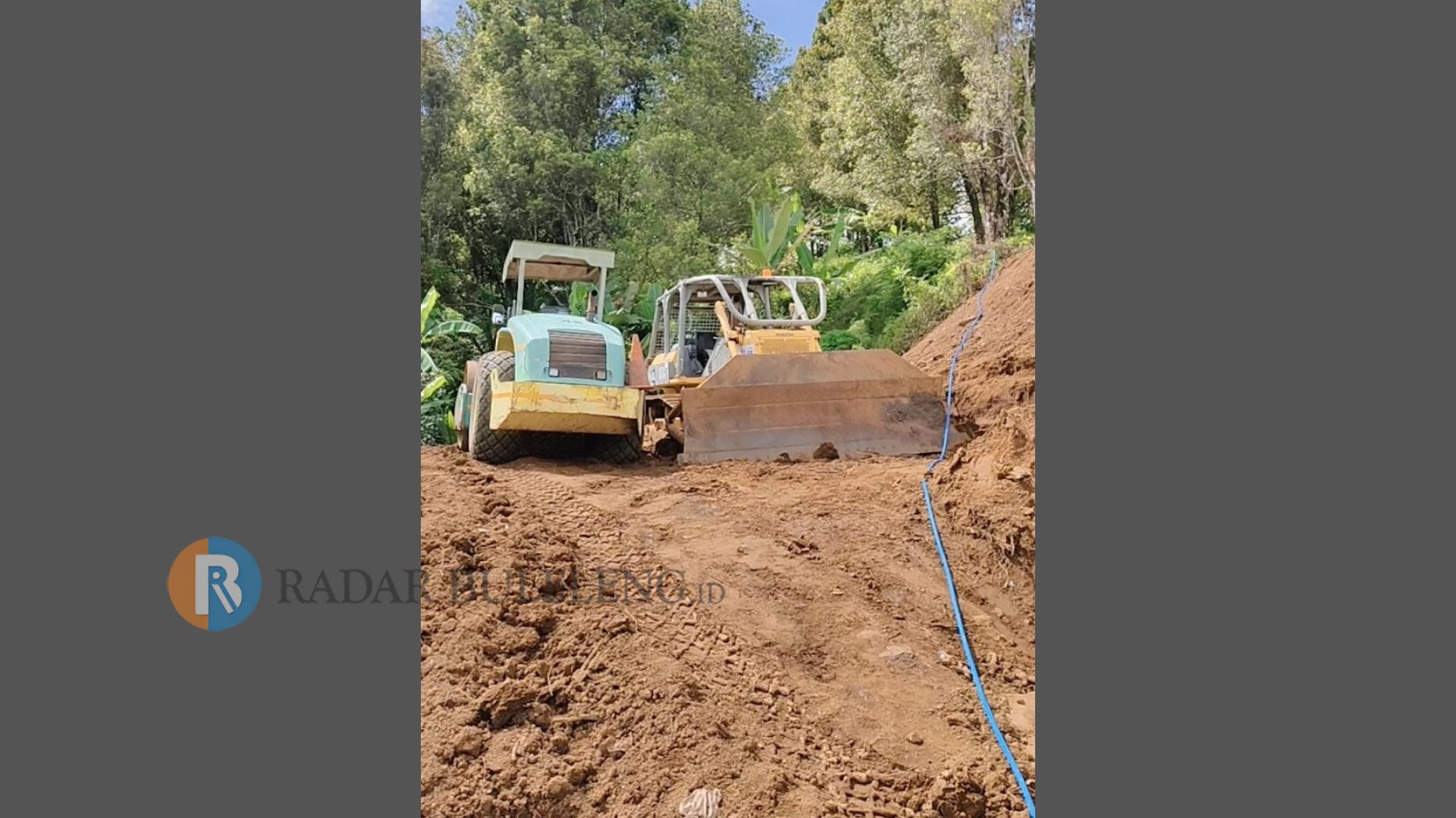 PARKIR: Alat berat terparkir di area proyek pembangunan shortcut Jalan Raya Singaraja-Denpasar.