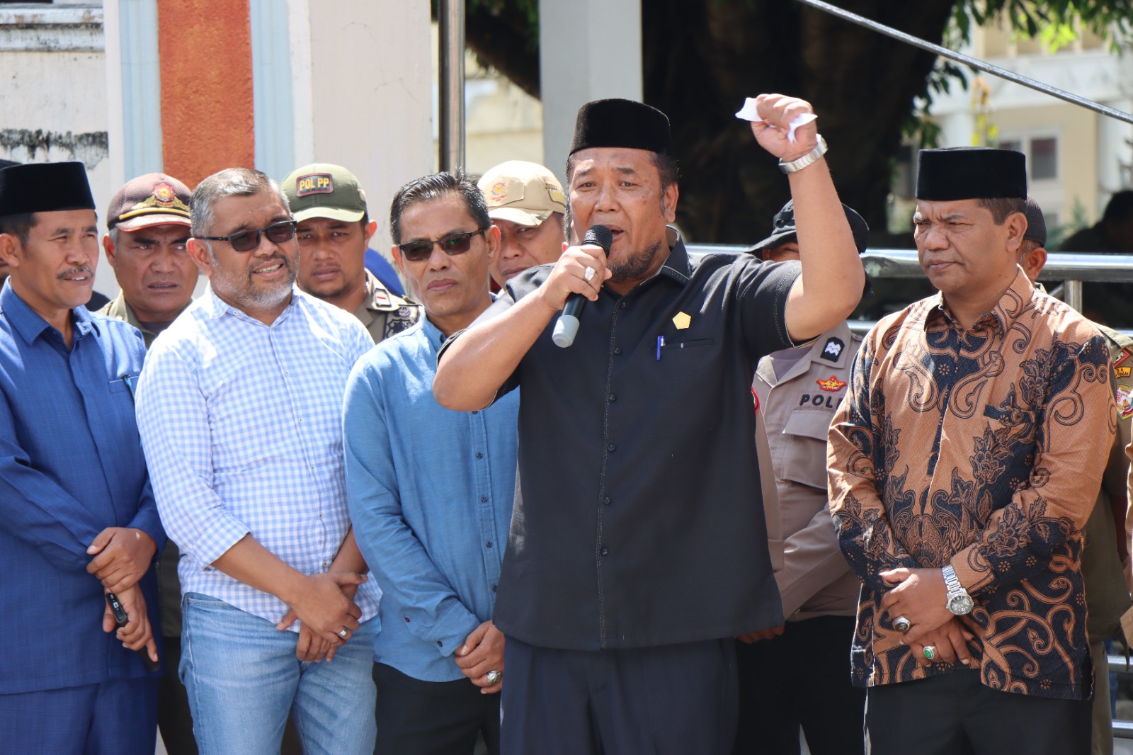 TEMUI MASSA: Wakil Ketua DPRK Aceh Tengah, Hamdan menemui massa yang melakukan aksi demo.