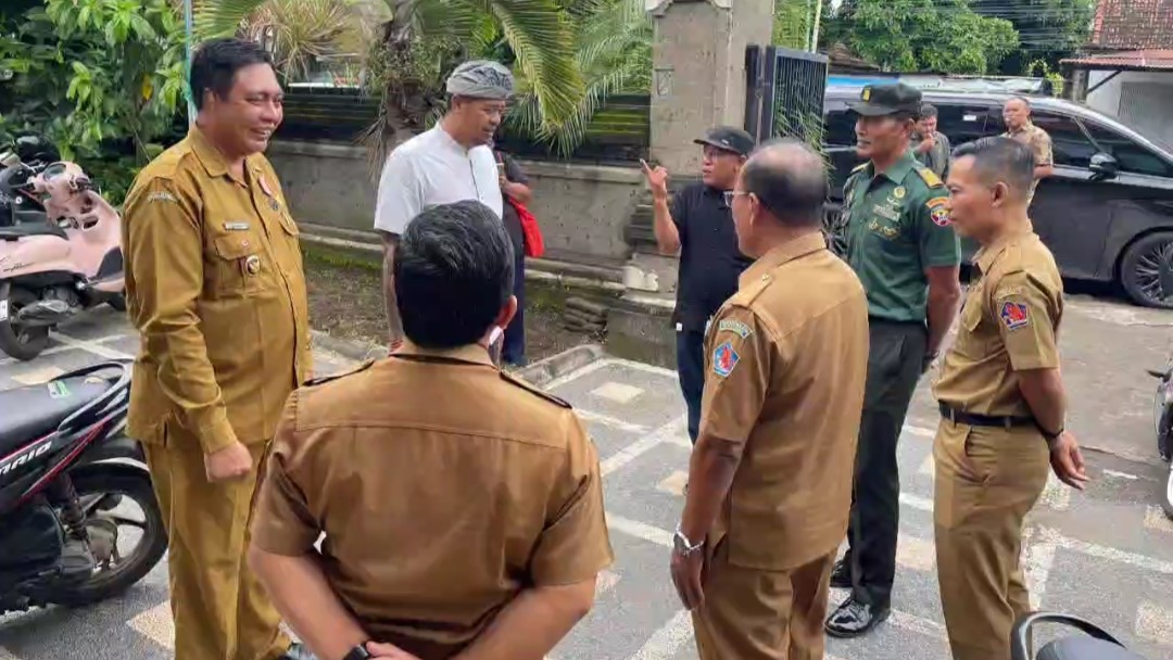 SIDAK: Wakil Ketua DPRD Bali, Nova Sewi Putra (pakaian adat) saat melakukan sidak ke Puskesmas Gerokgak II di Desa Pejarakan.