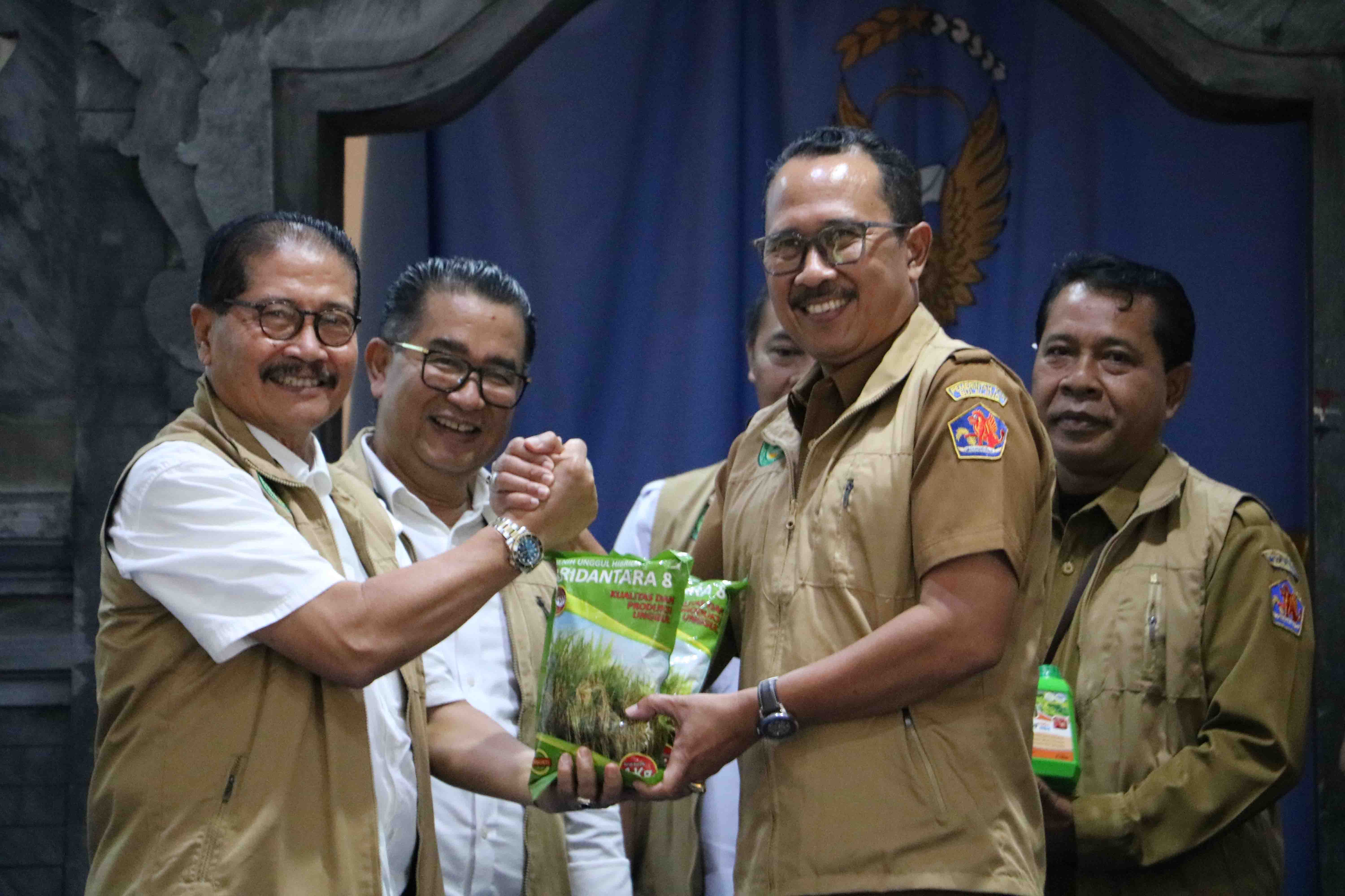 SERAHKAN BIBIT: Yayasan Swatantra Pangan Nusantara (YSPN) menyerahkan bibit cabai kepada Sekda Buleleng, Gede Suyasa (kanan).