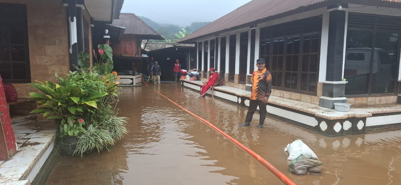 TERENDAM BANJIR: Salah satu rumah yang terendam banjir di Desa Pancasari, Kabupaten Buleleng, Bali.