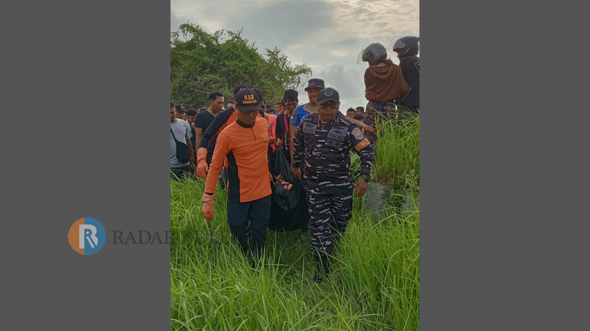 EVAKUASI: Tim SAR saat mengevakuasi jenazah Made Serina, pensiunan PNS yang sempat dilaporkan hilang terseret arus. Jenazah korban ditemukan di Pantai Lingga, Kelurahan Banyuasri.