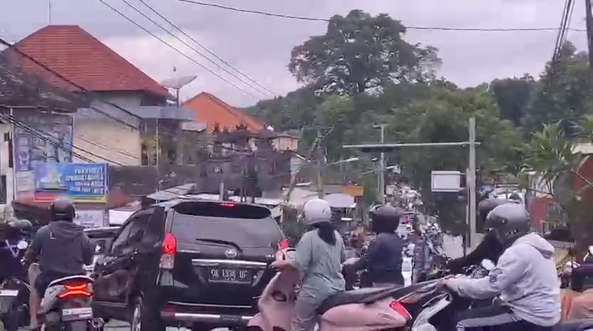 MACET PARAH: Kondisi kemacetan di simpang tiga Jalan Laksamana-Jalan Srikandi, Singaraja, pada Selasa (13/1/2026).