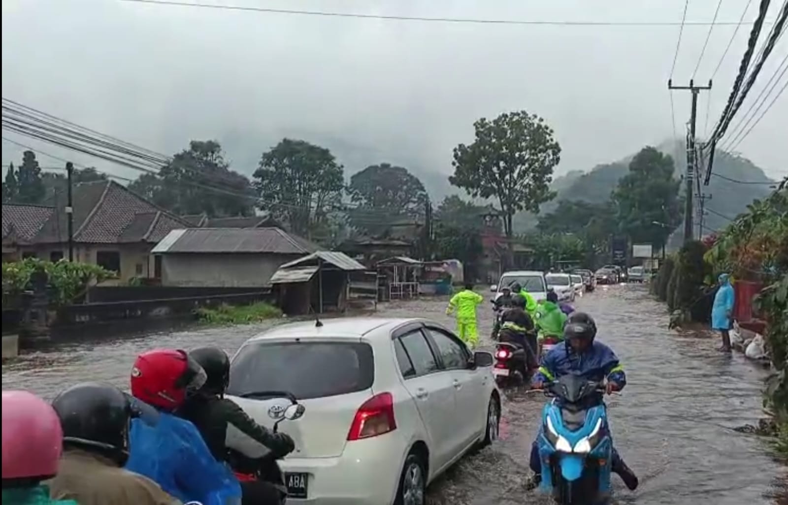 TERGENANG: Kondisi genangan air yang merendam Jalan Raya Singaraja-Denpasar, tepatnya di wilayah Desa Pancasari.
