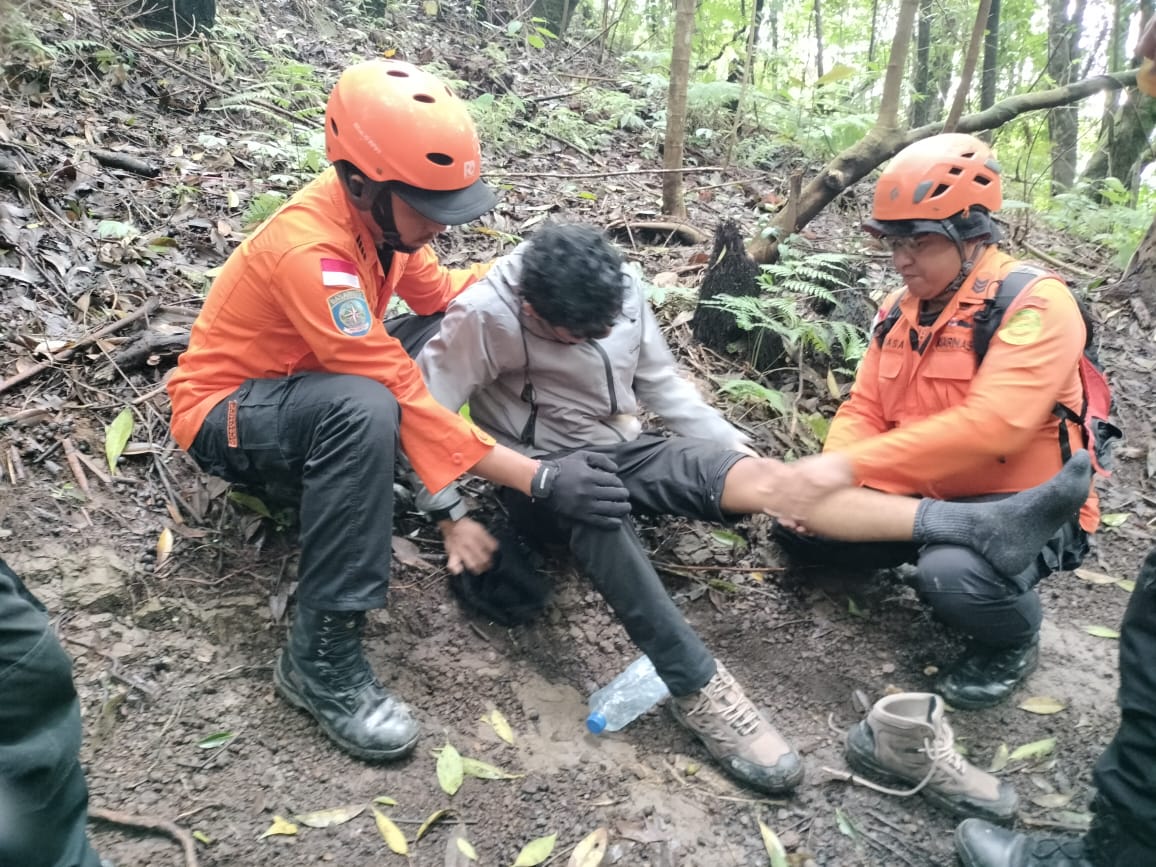 EVAKUASI: Tim SAR melakukan evakuasi terhadap seorang remaja yang mengalami hipotermia.