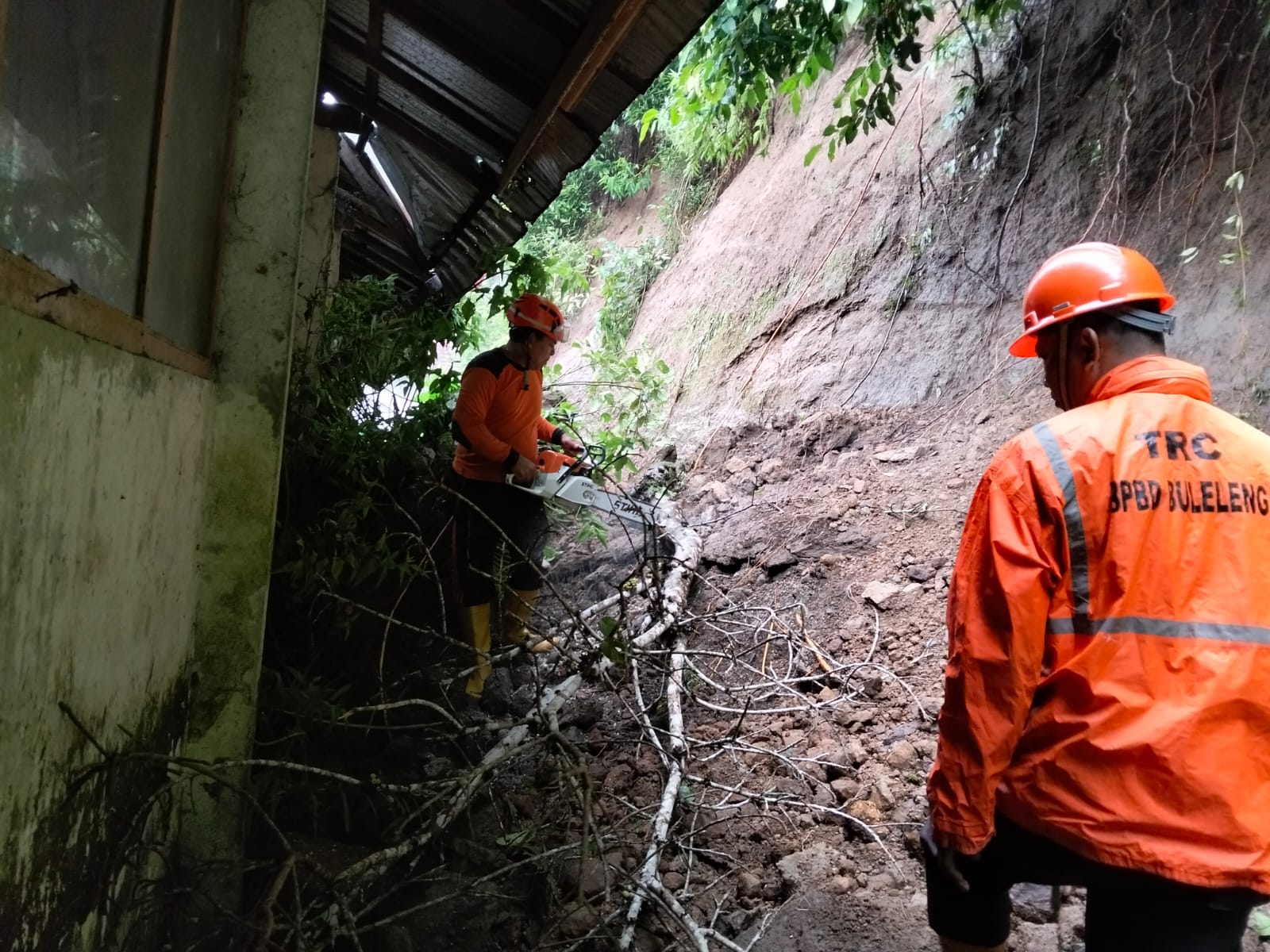 KENA LONGSOR: BPBD Buleleng mengecek kondisi longsor yang mengenai SDN 3 Gitgit.