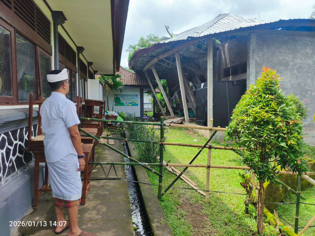 RUSAK: Bangunan di SMPN 3 Seririt rusak setelah tertimpa pohon beringin yang tumbang.