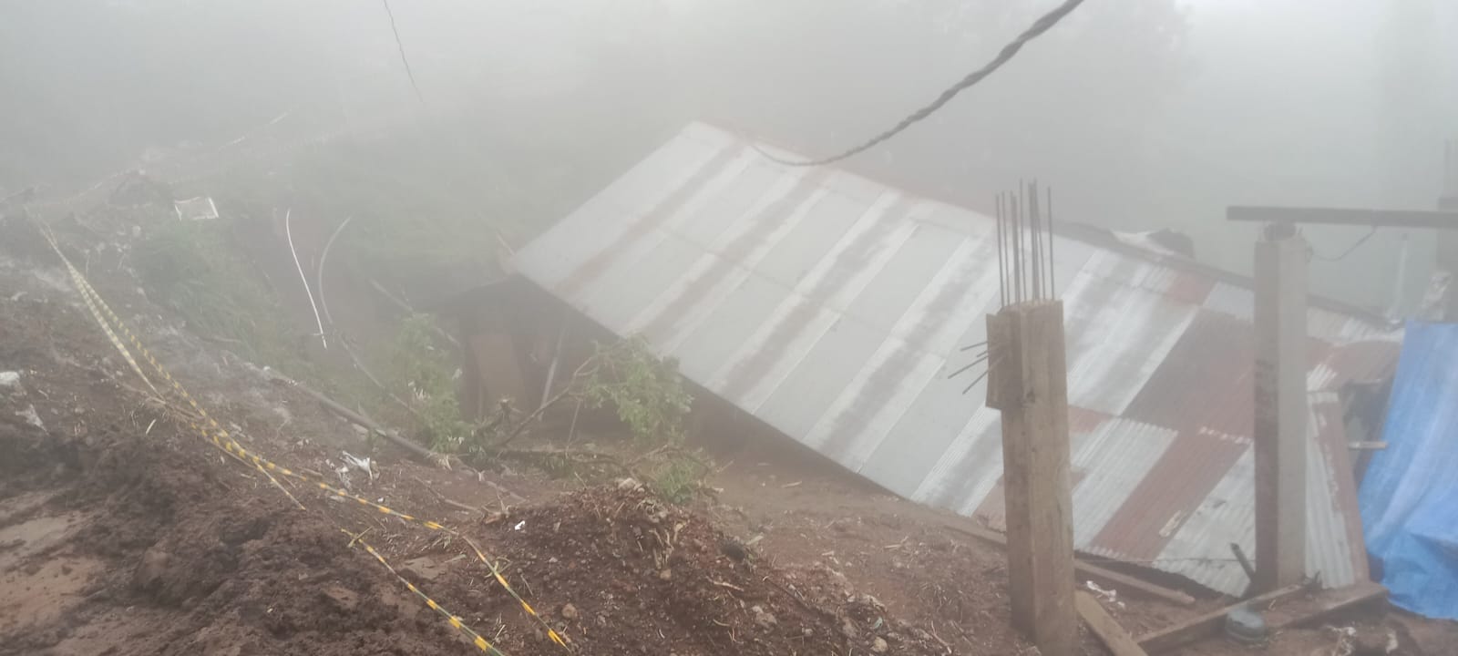 RUSAK PARAH: Rumah warga di Desa Pegayaman rusak parah karena terdampak longsor dari Turyapada Tower.