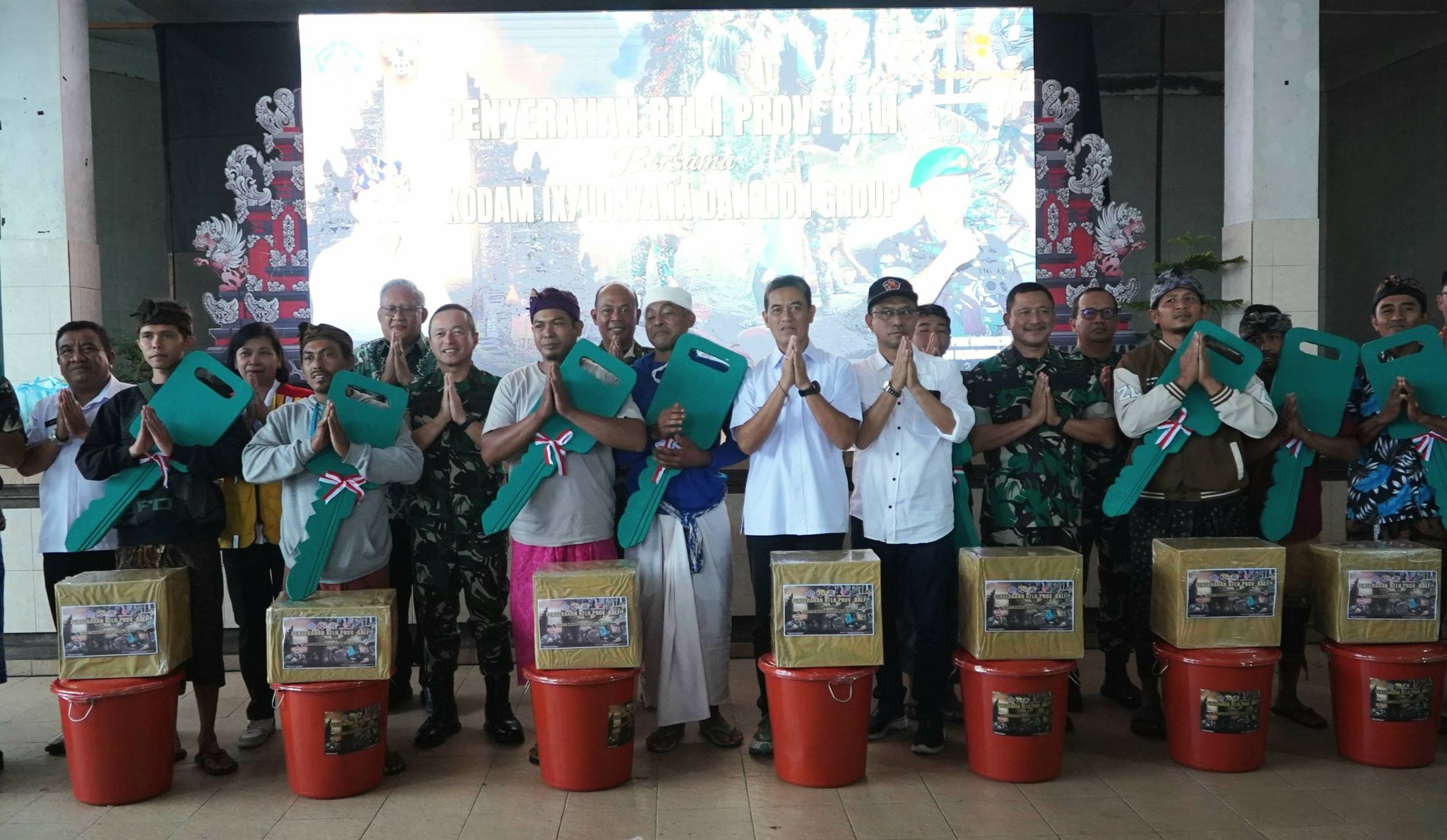 BEDAH RUMAH: Penyerahan sepuluh rumah layak huni di Desa Tajun, Kecamatan Kubutambahan, Kabupaten Buleleng. Bantuan ini merupakan sinergi lintas sektor.