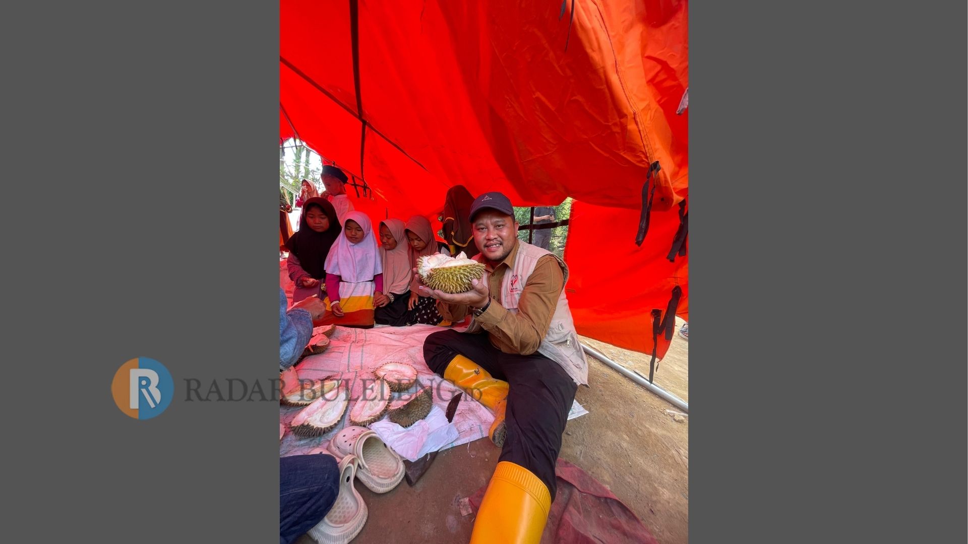DURIAN UNTUK PENGUNGSI: Salah seorang relawan menunjukkan durian yang dibagikan kepada para pengungsi di Aceh Tengah.
