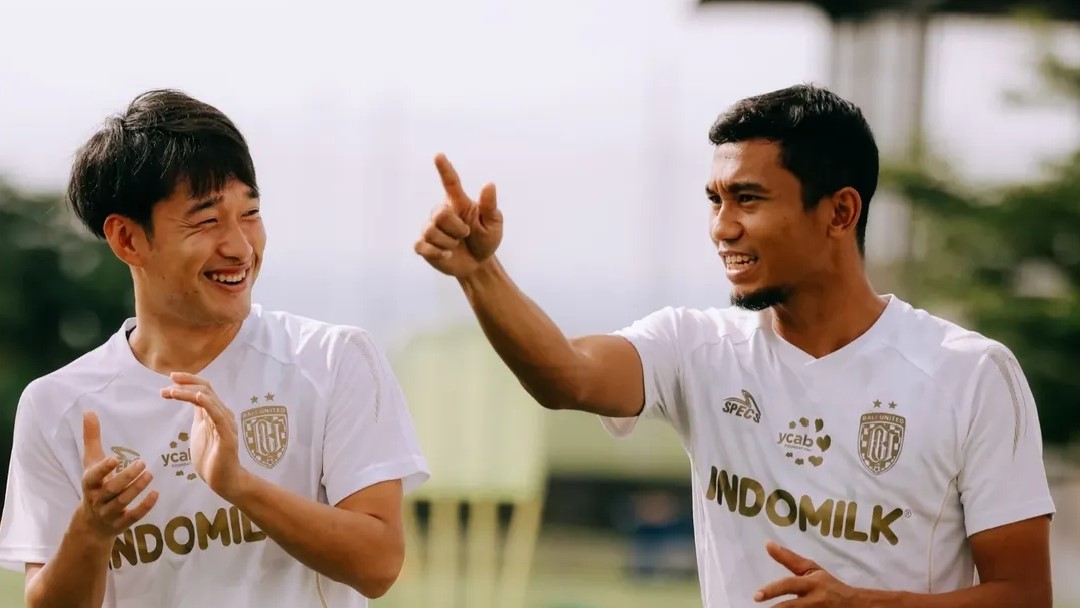 GABUNG TIM: Gelandang anyar Bali United, Teppei Yachida (kiri) saat berlatih dengan tim di Bali United Training Centre.