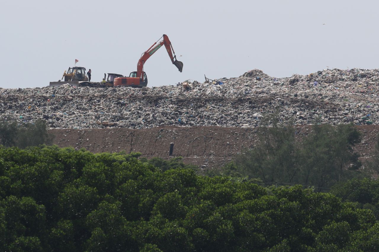 MENATA SAMPAH: Alat berat tampak menata timbunan sampah di TPA Suwung. Pemprov Bali mengusulkan perpanjangan penutupan TPA Suwung menjadi November 2026.