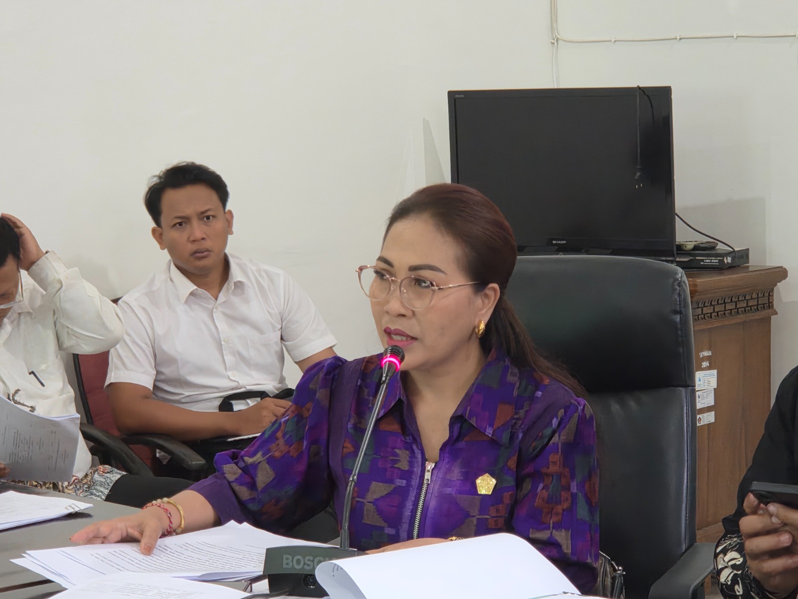 BAHAS DATA: Ketua Pansus Ranperda Data Presisi DPRD Buleleng, Ni Kadek Turkini bicara soal validasi data.