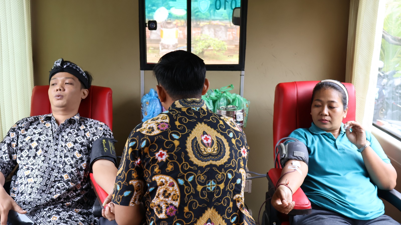 DONOR DARAH: Kegiatan donor darah serangkaian dengan Hari Desa Nasional.
