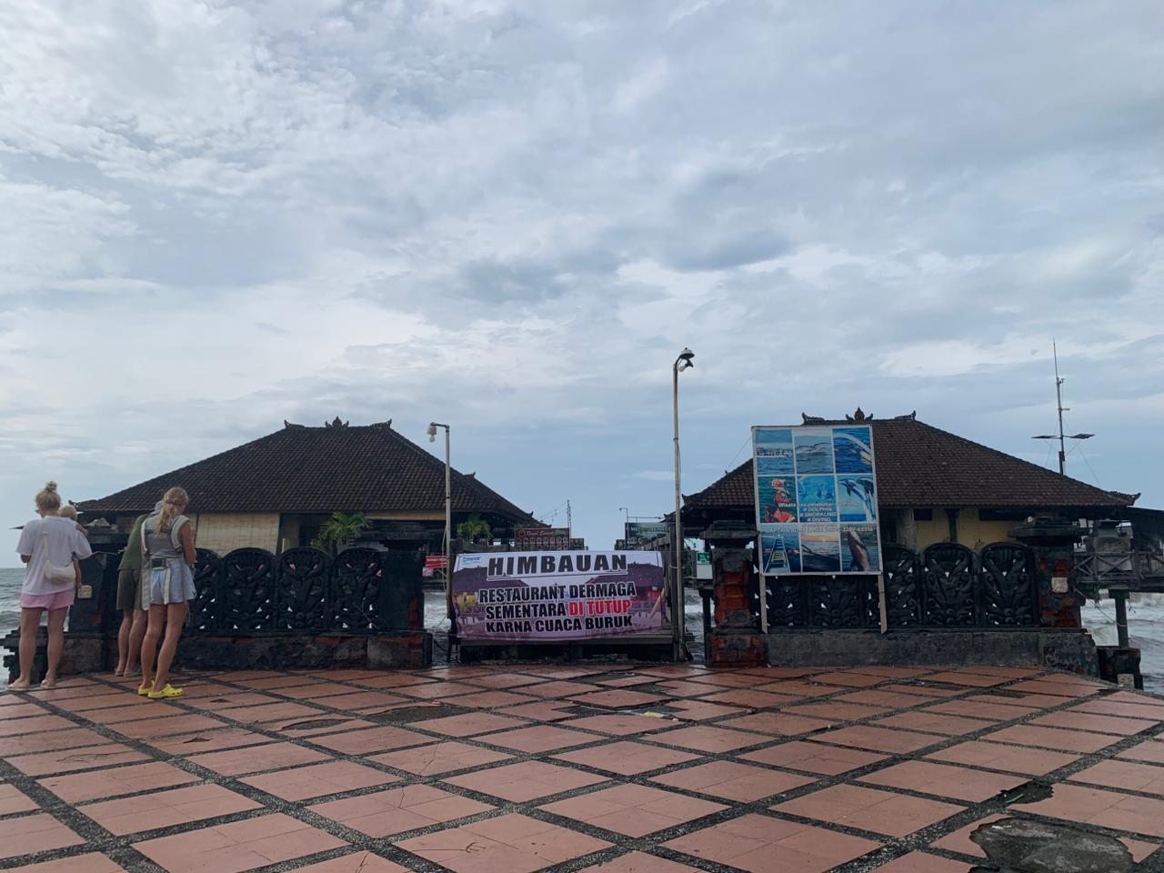 TUTUP: Kondisi di Dermaga Pelabuhan Tua Buleleng tutup sejak Senin (12/1/2026) karena cuaca buruk.