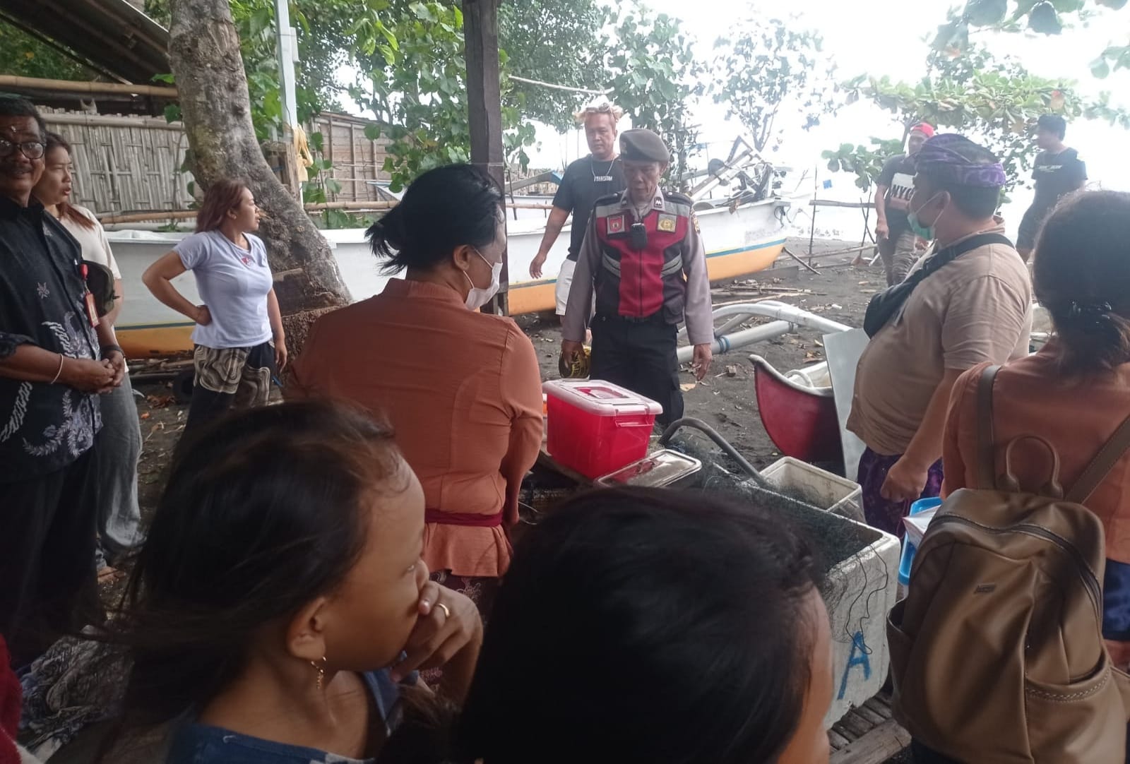 HEBOH: Aparat desa, kepolisian, dan petugas medis mendatangi salah satu gubuk di pesisir Pantai Pabean Sangsit. Warga heboh dengan temuan bayi baru lahir yang diduga dilahirkan seorang ODGJ.