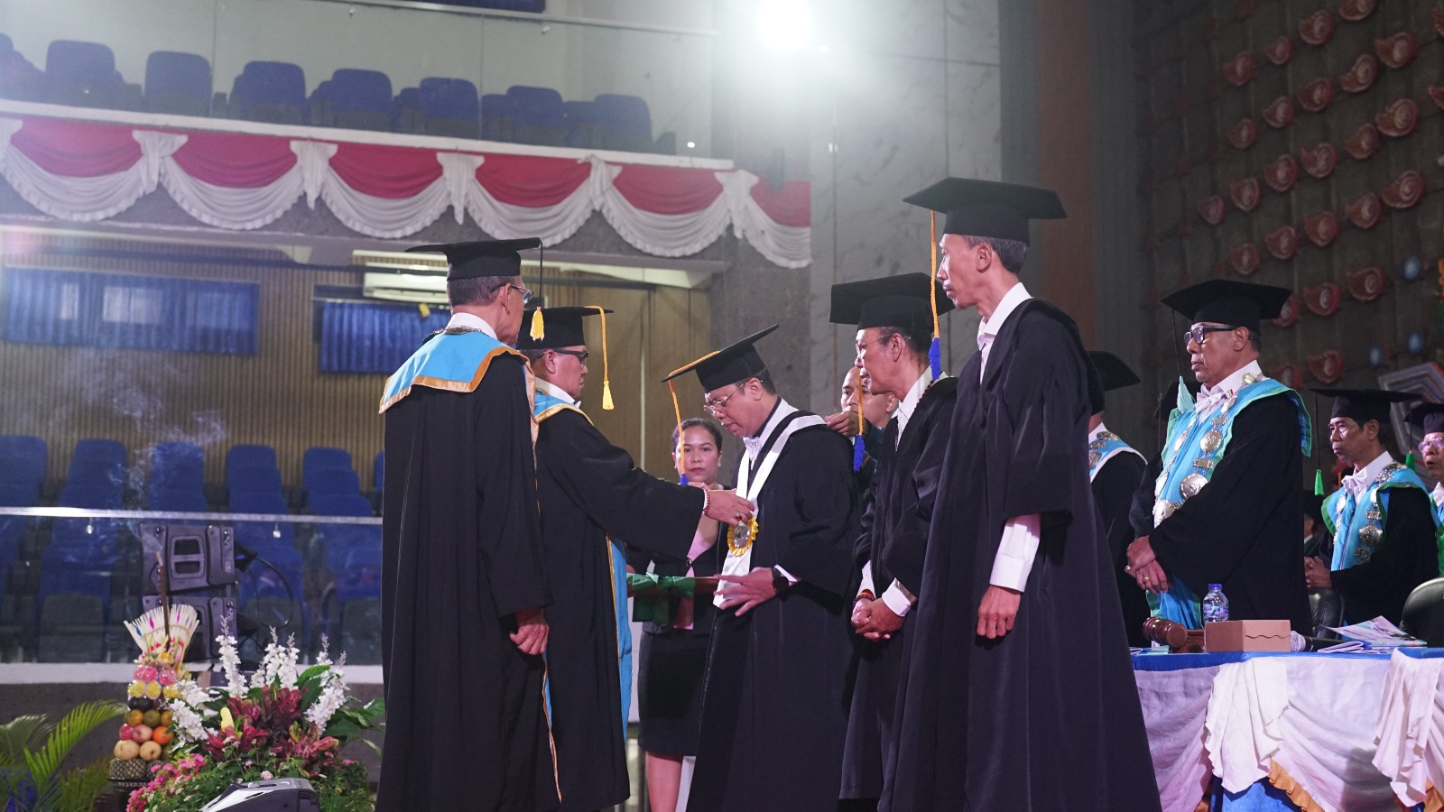 PENGUKUHAN: Rektor Undiksha, Prof. I Wayan Lasmawan melakukan pengukuhan guru besar.