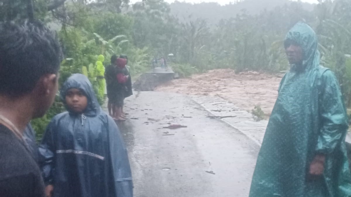 PUTUS: Akses jalan menuju SDN 4 Pucaksari terputus. Akibatnya siswa terancam tidak bisa menuju sekolah.