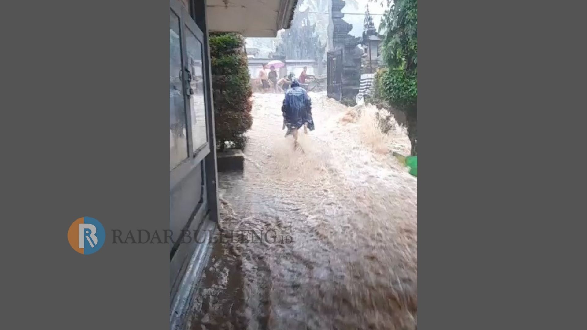 BANJIR: Air membanjiri halaman SMPN 3 Busungbiu di Desa Sepang, Kecamatan Busungbiu. Akibat banjir tembok pagar tergerus sungai hingga mengancam ruang belajar siswa.