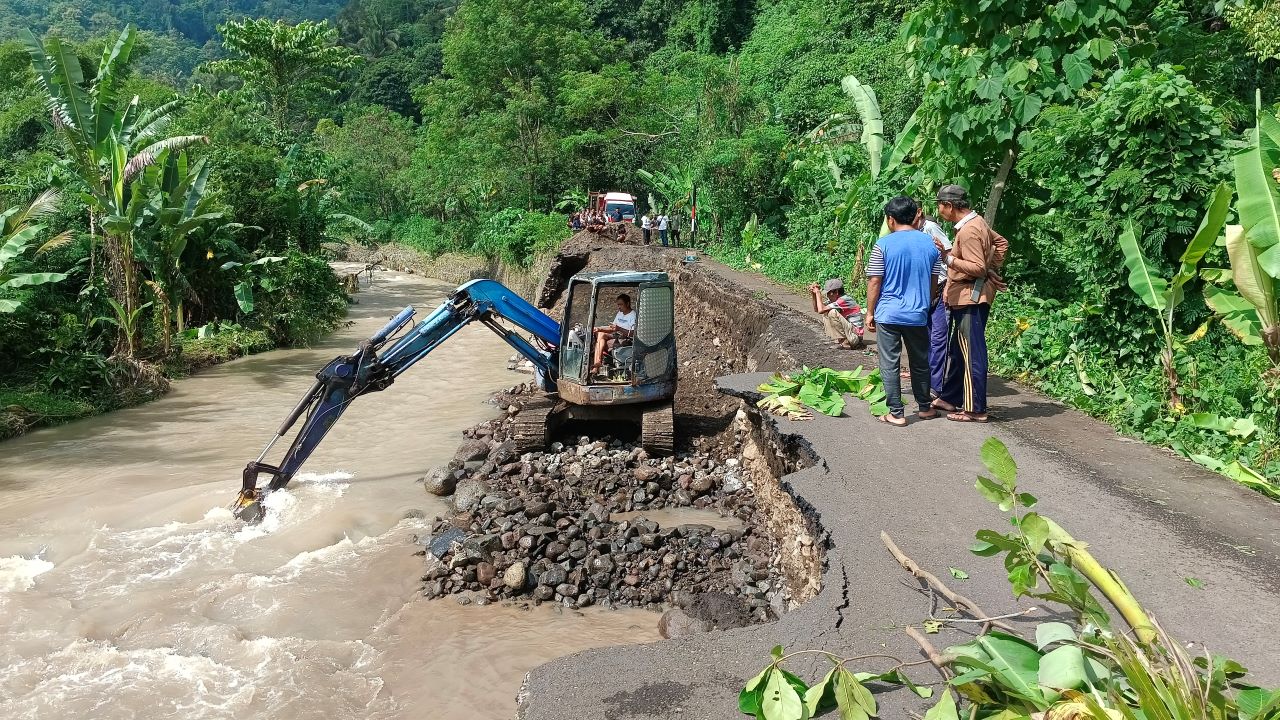 PUTUS TOTAL: Akses jalan penghubung antara Desa Titab dengan Banjar Batumegaang di Desa Pucaksari yang putus total akibat tergerus aliran air Tukad Saba.