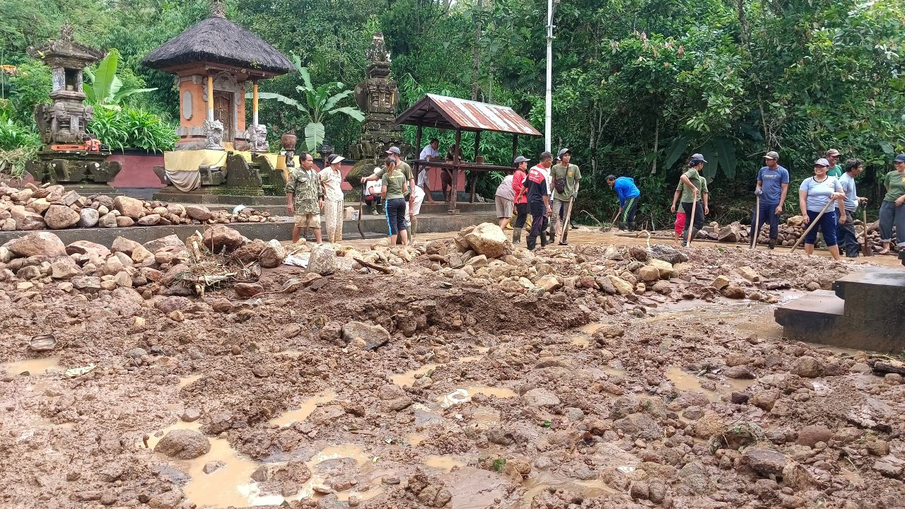 DITERJANG AIR BAH: Kondisi Pura Yeh Sakti di Desa Pucaksari, Kecamatan Busungbiu, dipenuhi lumpur dan batu gara-gara diterjang air bah.