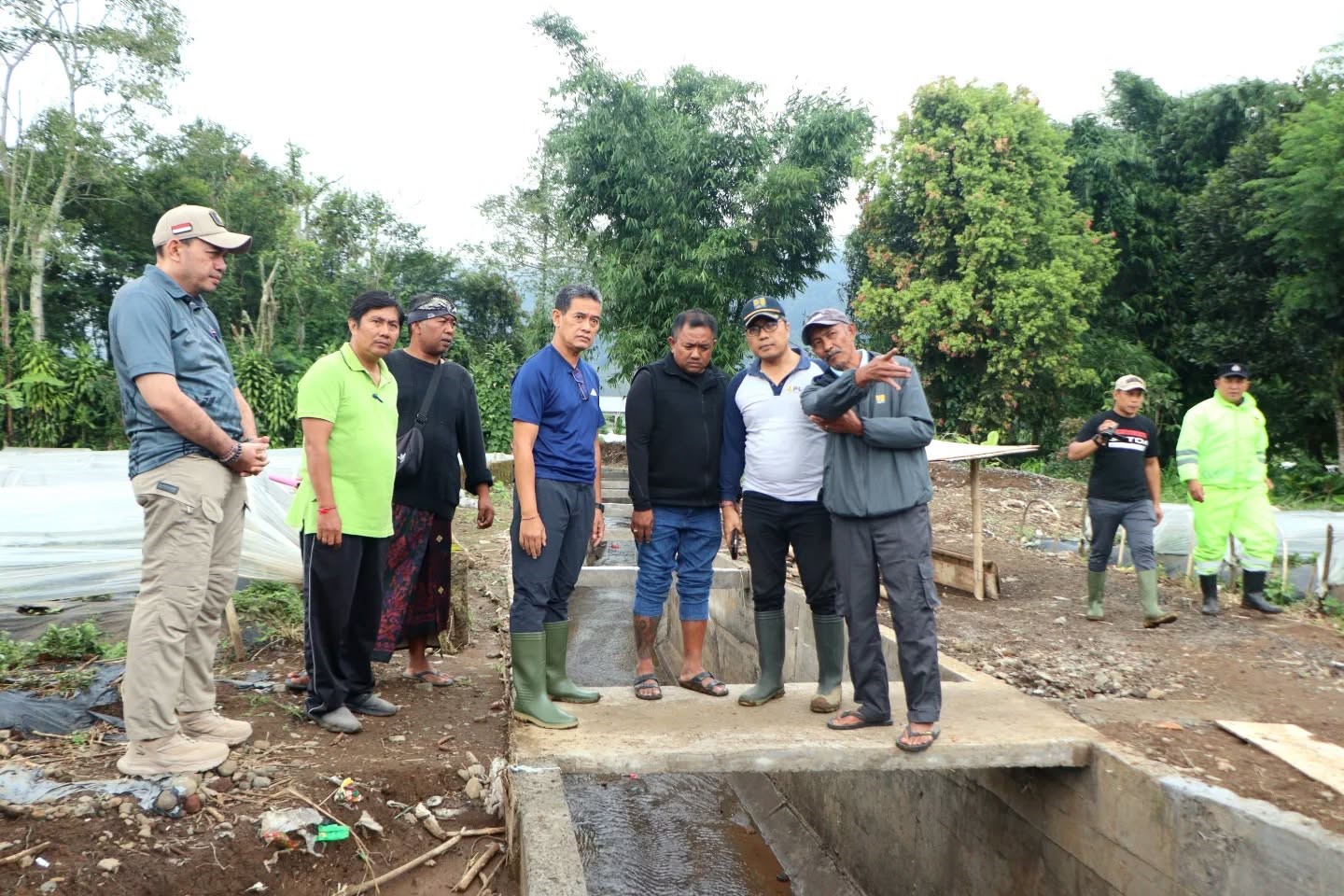 CEK SODETAN: Wakil Bupati Buleleng, Gede Supriatna (baju biru tua) saat mengecek sodetan untuk menanggulangi banjir di Desa Pancasari, Kecamatan Sukasada.