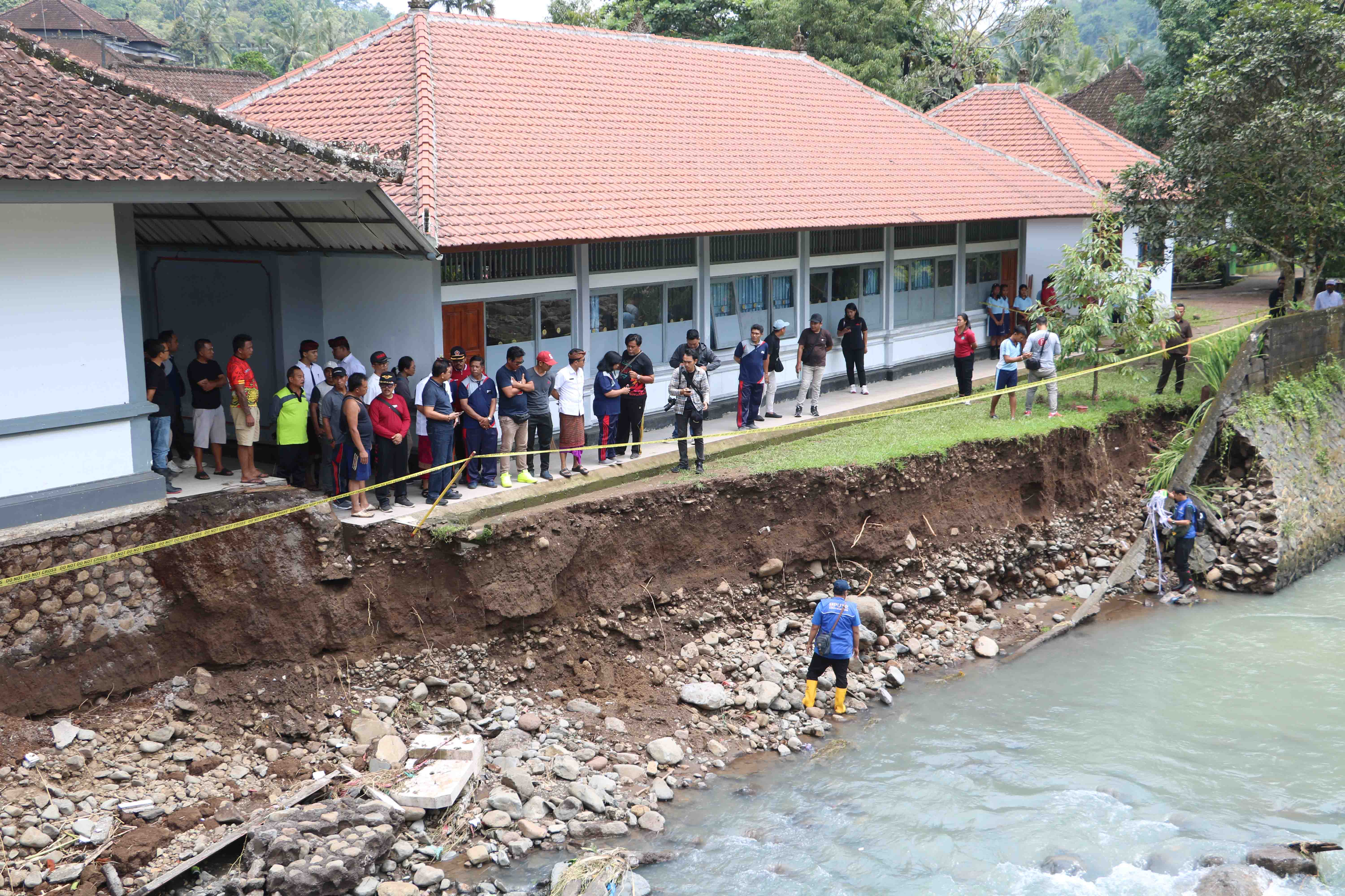 RUSAK PARAH: Kondisi di SMPN 3 Busungbiu. Tembok pagar sekolah tergerus air bah yang menyebabkan erosi. Kini ruang kelas hanya berjarak beberapa meter dari sungai.