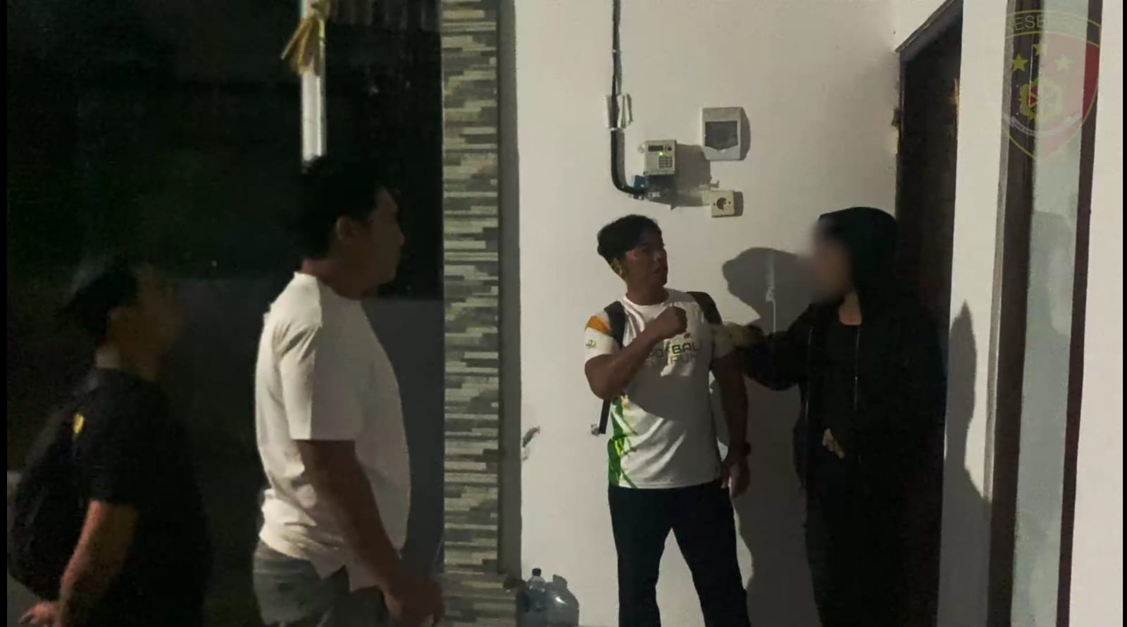 GALI KETERANGAN: Polisi menemui korban pelecehan untuk menggali informasi.