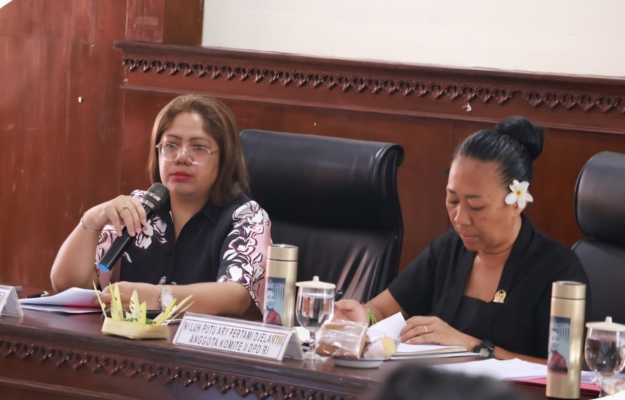 BAHAS LINGKUNGAN: Ketua Komite II DPD RI, Badikenita BR Sitepu, didampingi Anggota Komite II DPD RI asal Bali, Ni Luh Putu Ary Pertami Djelantik alias Ni Luh Djelantik membahas lingkungan dan sampah.