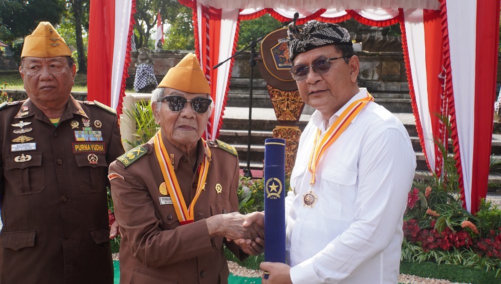 SATYA LENCANA: Bupati  Buleleng, I Nyoman Sutjidra (kanan) menerima penghargaan Satya Lencana LVRI dari Ketua LVRI Bali, I Gusti Bagus Saputera (kiri).