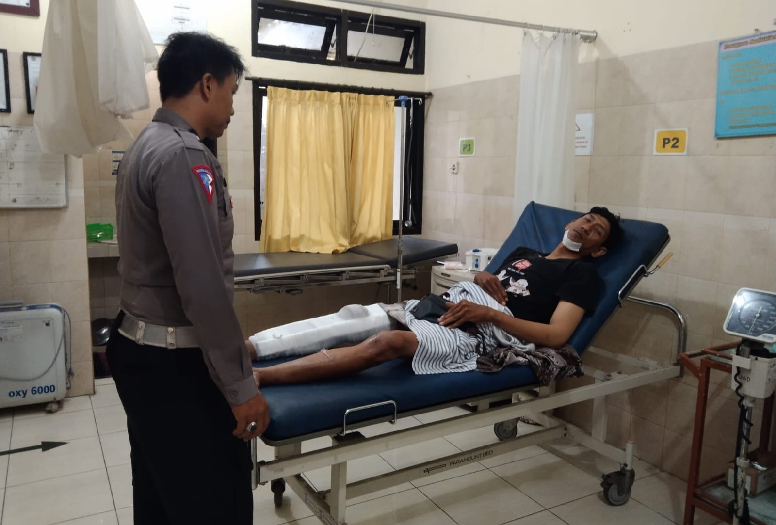 DIRAWAT: Kurir paket yang terjun bebas yang mengalami kecelakaan tunggal saat melintas di jembatan putus.
