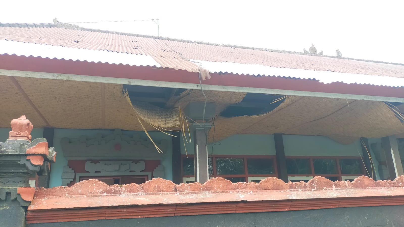 RUSAK: Plafon ruang kelas di SDN 2 Wanagiri mengalami kerusakan karena dirusak kawanan monyet.