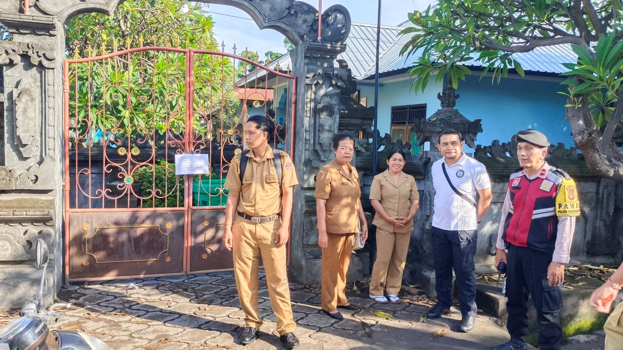 DISEGEL: Aparat kepolisian berjaga di sekitar SDN 5 Kubutambahan. Sekolah itu disegel karena terkait sengketa lahan, sehingga guru dan siswa tidak bisa masuk ke area sekolah.