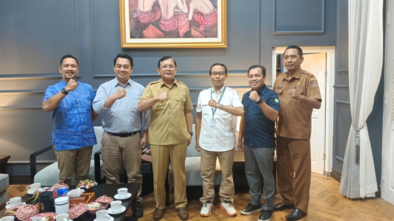 SILATURAHMI: Kru Radar Bali bertemu dengan Bupati Buleleng, I Nyoman Sutjidra pada Senin (20/1/2026).
