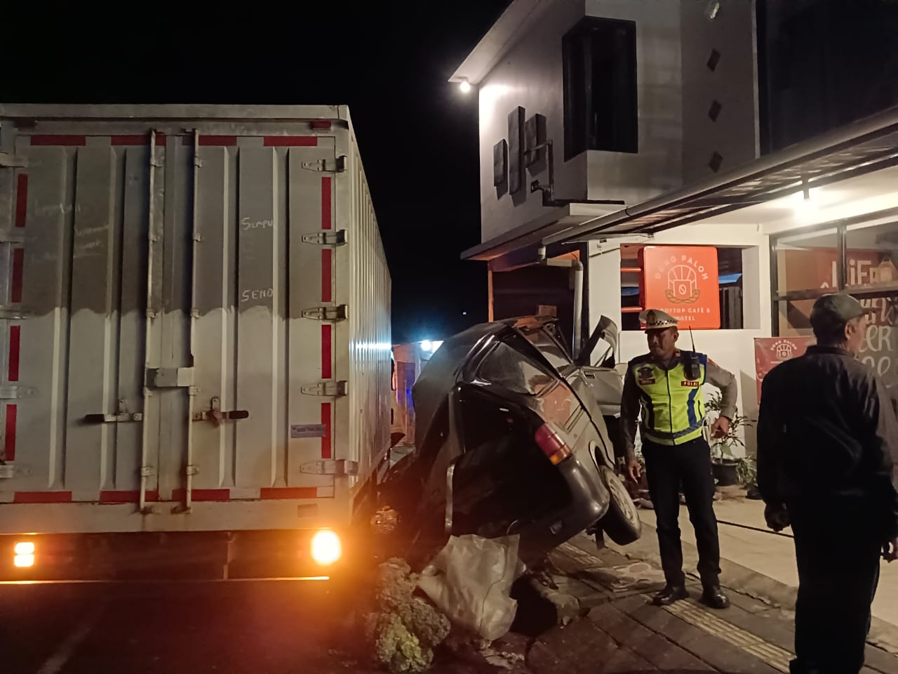 REM BLONG: Truk menabrak sebuah mobil yang sedang parkir gara-gara rem blong.