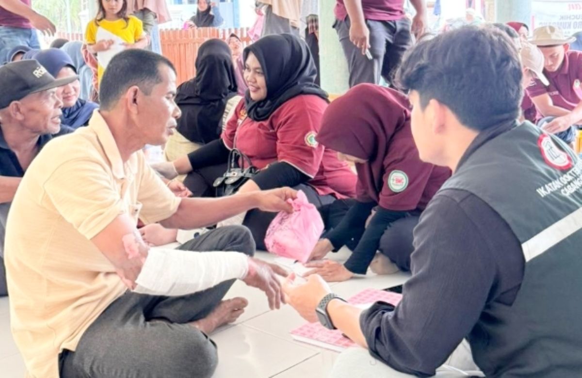 PELAYANAN KESEHATAN: Suasana pelayanan kesehatan kepada para pengungsi banjir dan tanah longsor di Gampong Pante Baro Kumbang, Bireuen.